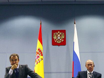 José Luis Rodríguez Zapatero (a la izquierda) y Vladímir Putin, durante la rueda de prensa que protagonizaron ayer en Sochi.
