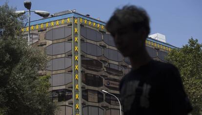 Lazos amarillos en un edificio del centro de Barcelona.