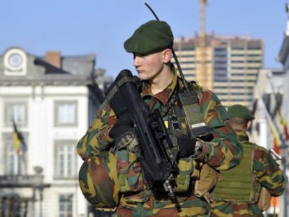 Soldados belgas patrullan en Bruselas.
