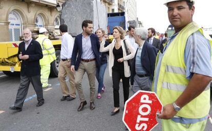 La ministra de Medio Ambiente, Isabel García Tejerina, acompañado por cargos del PP, en su visita a las obras de reparación del litoral en San Sebastián.