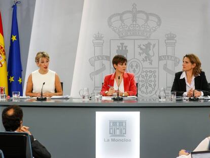 Las ministras de Trabajo Yolanda Díaz, Política Territorial Isabel Rodríguez y Transición Ecológica Teresa Ribera ofrecen la rueda de prensa posterior al Consejo de Ministros en el Palacio de la Moncloa en Madrid, este martes.