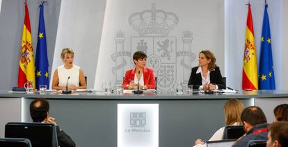 Las ministras de Trabajo Yolanda Díaz, Política Territorial Isabel Rodríguez y Transición Ecológica Teresa Ribera ofrecen la rueda de prensa posterior al Consejo de Ministros en el Palacio de la Moncloa en Madrid, este martes.