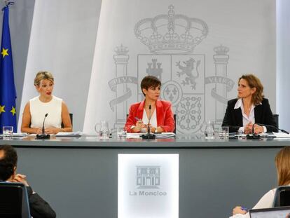 Las ministras de Trabajo Yolanda Díaz, Política Territorial Isabel Rodríguez y Transición Ecológica Teresa Ribera ofrecen la rueda de prensa posterior al Consejo de Ministros en el Palacio de la Moncloa en Madrid, este martes.