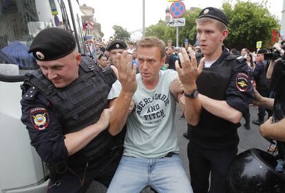 Dos policías detienen al opositor ruso Alexei Navalny durante una manifestación celebrada en Rusia en apoyo del periodista Ivan Golunov.