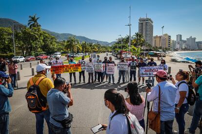 Al grito de "¡no al silencio!", decenas de periodistas se manifestaron este martes en la avenida costera de Acapulco, en Guerrero, para exigir a las autoridades el esclarecimiento del asesinato de Román y que den un alto a la violencia contra los comunicadores.