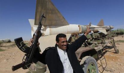 Un hombre hace el signo de la victoria ante un misil antiaéreo abandonado por los militares en una base cercana a Tobruk, en el este de Libia. Las ciudades de la parte oriental del país han festejado hoy el triunfo de la revuelta contra el dictador Muamar el Gadafi.