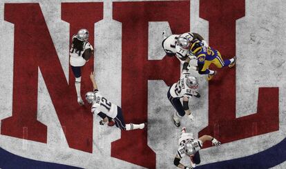 Tom Brady, el 12 de los New England Patriots, le entrega el balón a Rex Burkhead.
