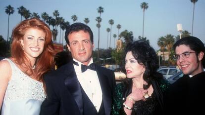 La actriz y modelo Angie Everhart (una de las parejas de Stallone), Sylvester Stallone, Jackie Stallone (su madre) y Sage Stallone (su hijo) posan en la gala de los premios Blockbuster en Los Ángeles en 1995.