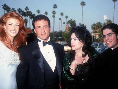 La actriz y modelo Angie Everhart (una de las parejas de Stallone), Sylvester Stallone, Jackie Stallone (su madre) y Sage Stallone (su hijo) posan en la gala de los premios Blockbuster en Los Ángeles en 1995.