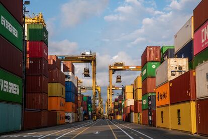 Contenedores en el puerto de Buenaventura, Colombia