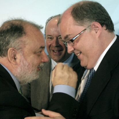 El presidente de la Audiencia Nacional, Ángel Juanes (izda.), habla con el vicepresidente del Poder Judicial, Fernando de Rosa, en presencia del Secretario de Estado de Justicia, Juan Carlos Campo, en unas jornadas celebradas en Madrid