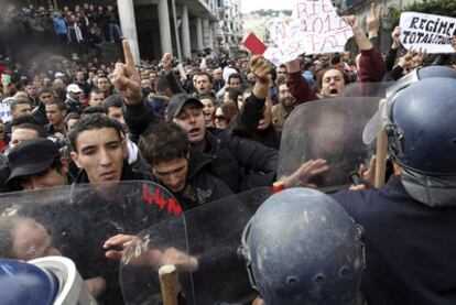 Policías antidisturbios impiden el paso a los asistentes a una protesta en Argel contra el régimen.
