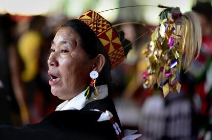 Una mujer de la tribu "naga" vestida con un sombrero tradicional asiste a las celebraciones por el festival Mera Hou-Chongba en Imfal, en el estado de Manipur, India.