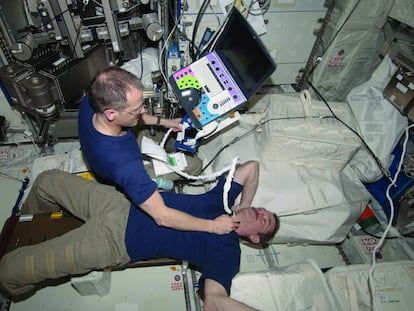 O astronauta da NASA Tom Marshburn faz uma exploração do pescoço do canadense Chris Hadfield na ISS.