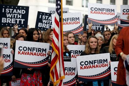 Simpatizantes del juez nominado al Tribunal Supremo Brett Kavanaugh, durante la comparecencia ante el comité judicial del Senado de Christine Blasey Ford, quien le acusa de abusos sexuales cuando eran adolescentes, muestran su apoyo frente al Capitolio.