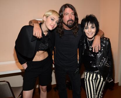 Con Dave Grohl, exNirvana y líder de Foo Fghters, y Joan Jett en 2015. Grohl ha señalado que Cyrus le parece "una nueva Joan Jett".