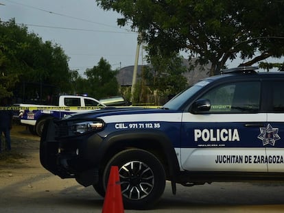 Policías municipales resguardan la zona donde se cometió el crimen, en la comunidad Chicapa de Castro, en Oaxaca (México).