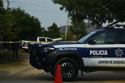 Policías municipales resguardan la zona donde se cometió el crimen, en la comunidad Chicapa de Castro, en Oaxaca