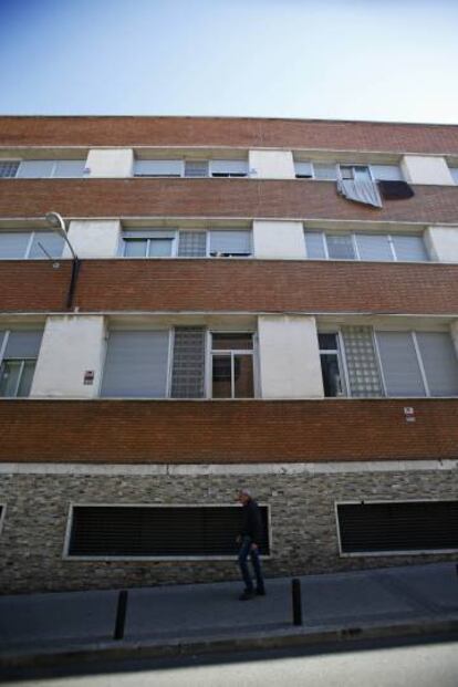 Fachada del edificio de viviendas en el que un único propietario debe 128.000 euros de deuda comunitaria. 