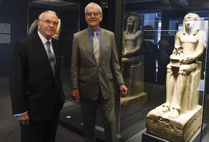El presidente de la Fundación Bancaria La Caixa, Isidro Fainé (izquierda) y el presidente del Patronato del British Museum, Richard Lambert, este viernes en el CaixaForum Barcelona.