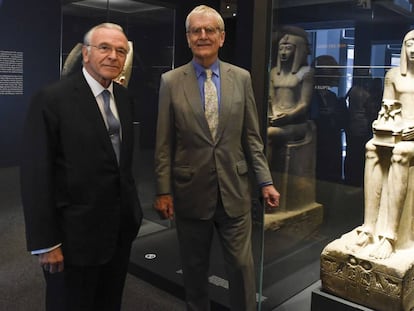 El presidente de la Fundación Bancaria La Caixa, Isidro Fainé (izquierda) y el presidente del Patronato del British Museum, Richard Lambert, este viernes en el CaixaForum Barcelona.