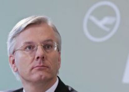 El Consejo de Administración de Roche ha propuesto hoy, lunes 16 de septiembre de 2013, a Christoph Franz como candidato a sustituir a Franz B. Humer en la presidencia de ese consejo, una elección que se celebrará en la próxima reunión de accionistas del grupo farmacéutico suizo, que se celebrará el 4 de marzo de 2014. El candidato del Consejo de Administración, actual consejero delegado del grupo Lufthansa, no renovará su contrato en la compañía aérea que finaliza también el 31 de mayo de 2014. EFE/BORIS ROESSLER