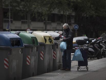 Un vecino tira basura en Barcelona, en una imagen de archivo.