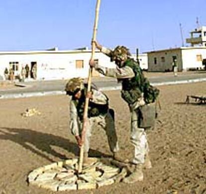La bandera de EE UU ondea en Afganistán, en la base que los 'marines' han instalado cerca de Kandahar.
