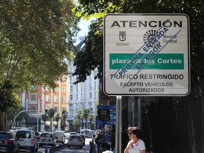 A sign warning of the upcoming restrictions in central Madrid.