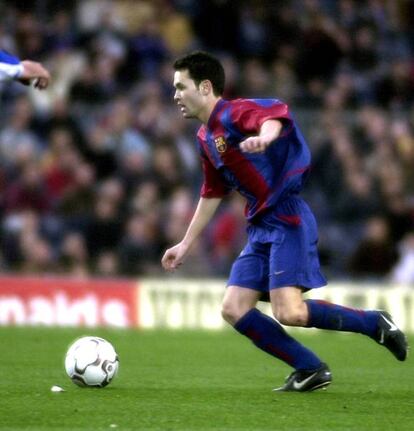 Andrés Iniesta realiza una jugada durante su primer partido en el Camp Nou entre el FC Barcelona y el Recreativo de Huelva, el 5 de enero de 2003.