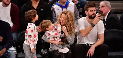 Shakira, Piqué y sus hijos en un partido de baloncesto en Nueva York.