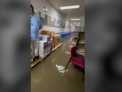 Inundación en los almacenes del Ramón y Cajal, la tarde del lunes.