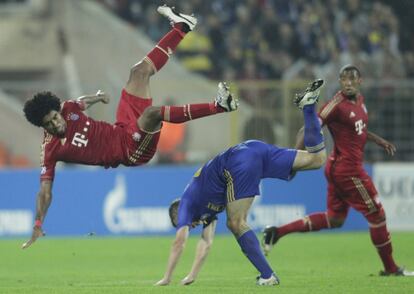 El jugador del BATE Borisov Denis Polyakov choca con el del Bayern Munich, Boateng.