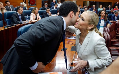 Cristina Cifuentes greets Ciudadanos regional leader Ignacio Aguado at the Madrid regional assembly.