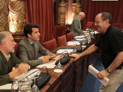 El alcalde de San Sebastián, Juan Karlos Izagirre (derecha), conversa, en una imagen de archivo, con el portavoz del PP, Ramón Gómez Ugalde (con chaqueta gris), en el salón de plenos.
