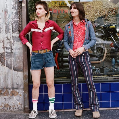 Mullets desteñidos, trajes a lo Gram Parsons, camisas de cowboy, shorts picantones... Lo de los hermanos Michael y Brian D'Addario es tan fascinante que parece producido. Este dúo de Long Island con tan solo 19 y 17 años, respectivamente, nos ha hecho creer de nuevo en la fantasía glam del rock. Vale que su álbum de debut Do Hollywood (4AD) no muestra nada nuevo, que puede sonar a revoltillo estético de los 70 y de neos (la producción de Jonathan Rado, de Foxygen no es aleatoria), pero en la era de la nostalgia verlo defendido por un espíritu casi adolescente es, cuanto menos, estimulante. Ellos se atreven con todo: mezclar estilos y décadas sin ton ni son, pintarse los labios y darse rubor a las mejillas, trasladarse a la época de Maria Antonieta en un videoclip dirigido por Autumn de Wilde o vestirse de lycra de arriba a abajo en medio del desierto. Alessandro Michele: ya vas tardando en ficharles para tu próximo desfile para Gucci.