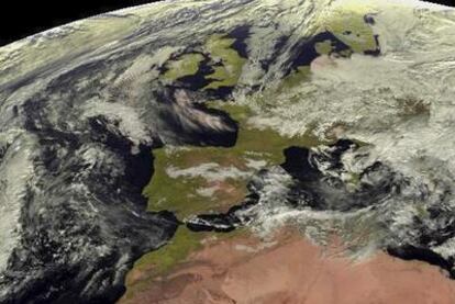Fotografía tomada por el satélite Meteosat para la Agencia Estatal de Meteorología que prevé para este viernes la entrada de la masa de aire frío en toda España.