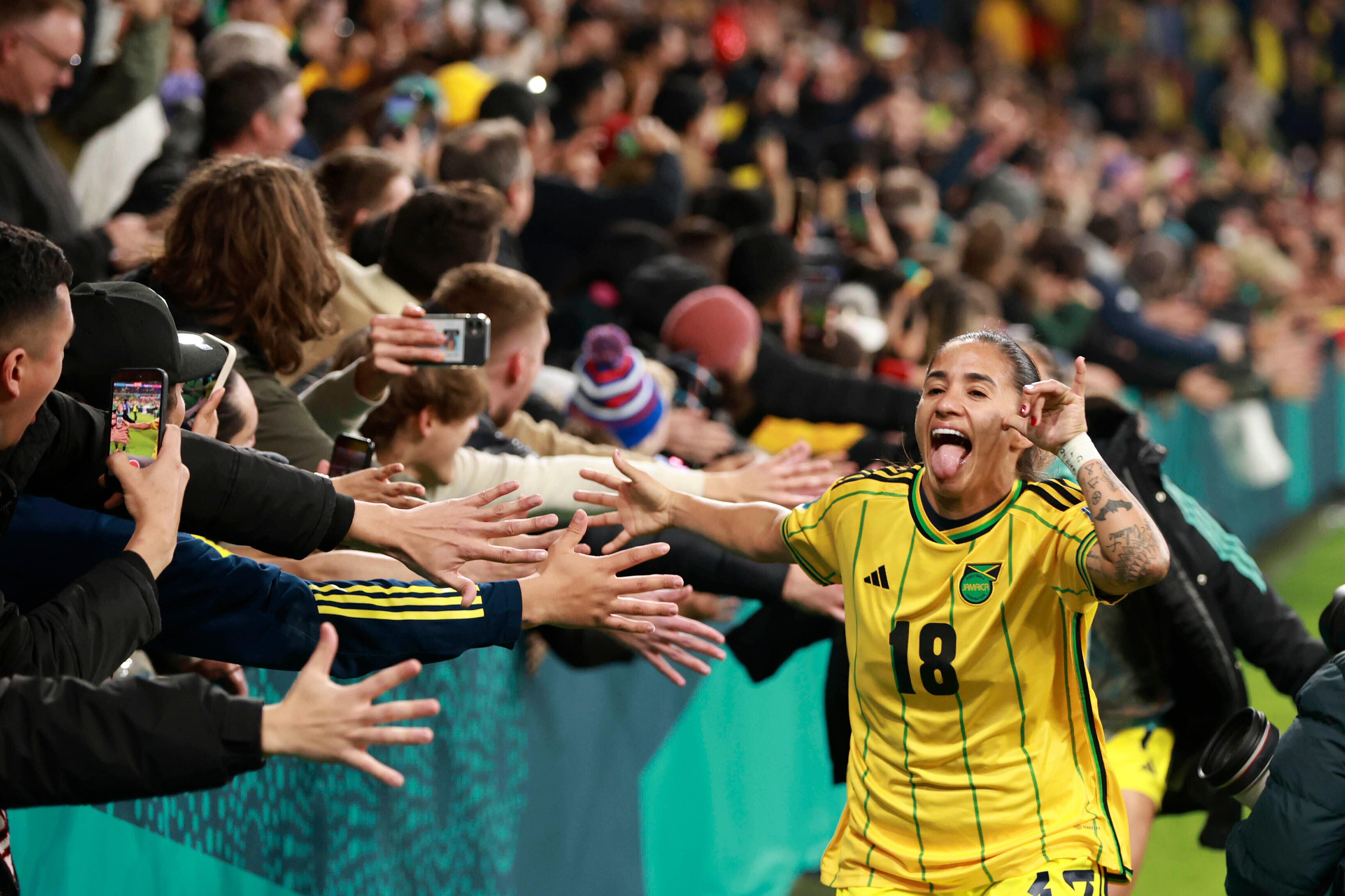 La jugadora de fútbol de Colombia celebra al final del partido de octavos de final del Mundial entre Jamaica y Colombia, el 8 de agosto.