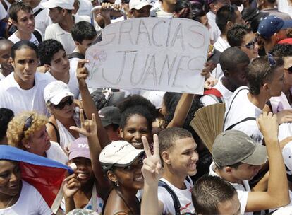 Una habanera, con un cartel de agradecimiento al cantante Juanes.