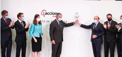 José Manuel Entrecanales, presidente de Acciona, toca la campana del estreno de su filial de renovables; a su derecha, también tocando la campana, Rafael Mateo, CEO de Acciona Energía.