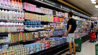 Un joven hace la compra en un supermercado de Madrid.