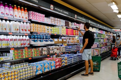 Un joven hace la compra en un supermercado de Madrid.