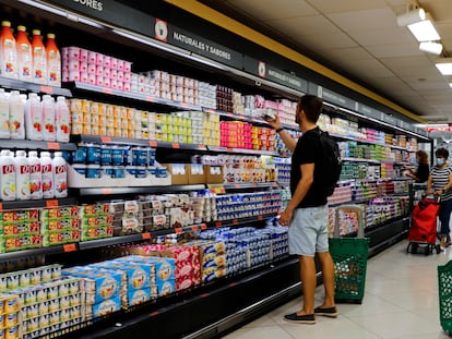 Un joven hace la compra en un supermercado de Madrid.