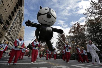 Un globo del gato Félix es visto durante los festejos por el 90º desfile del Día de Acción de Gracias llevado a cabo por la cadena de tiendas Macy's en Nueva York.