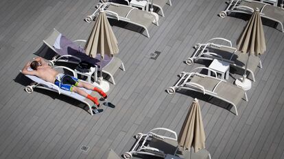 Un turista toma el sol en un hotel de Mallorca, en 2021.