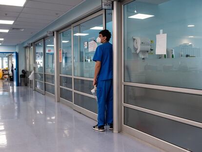 Un doctor sale de la habitación de un paciente en el Hospital de Emergencia Posta Central en Santiago, Chile, en junio de 2021.