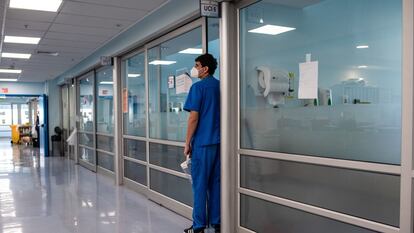 Un doctor sale de la habitación de un paciente en el Hospital de Emergencia Posta Central en Santiago, Chile, en junio de 2021.