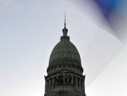 Una bandera arcoiris ondea sobre el Senado argentino.