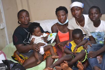 Fatumata Kamarah junto a su familia en el refugio que la ONG Don Bosco Fanbul ha habilitado para los damnificados por el incendio en Susan’s Bay, el slum donde vivían.