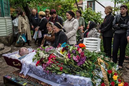 Funeral por Alexey Vorobyov que fue asesinado por una bala durante los enfrentamientos en una comisaría de policía en Mariupol el 9 de mayo.